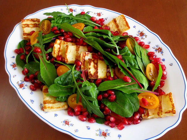 Ensalada de espinacas con granada, tomates cherry y queso asado