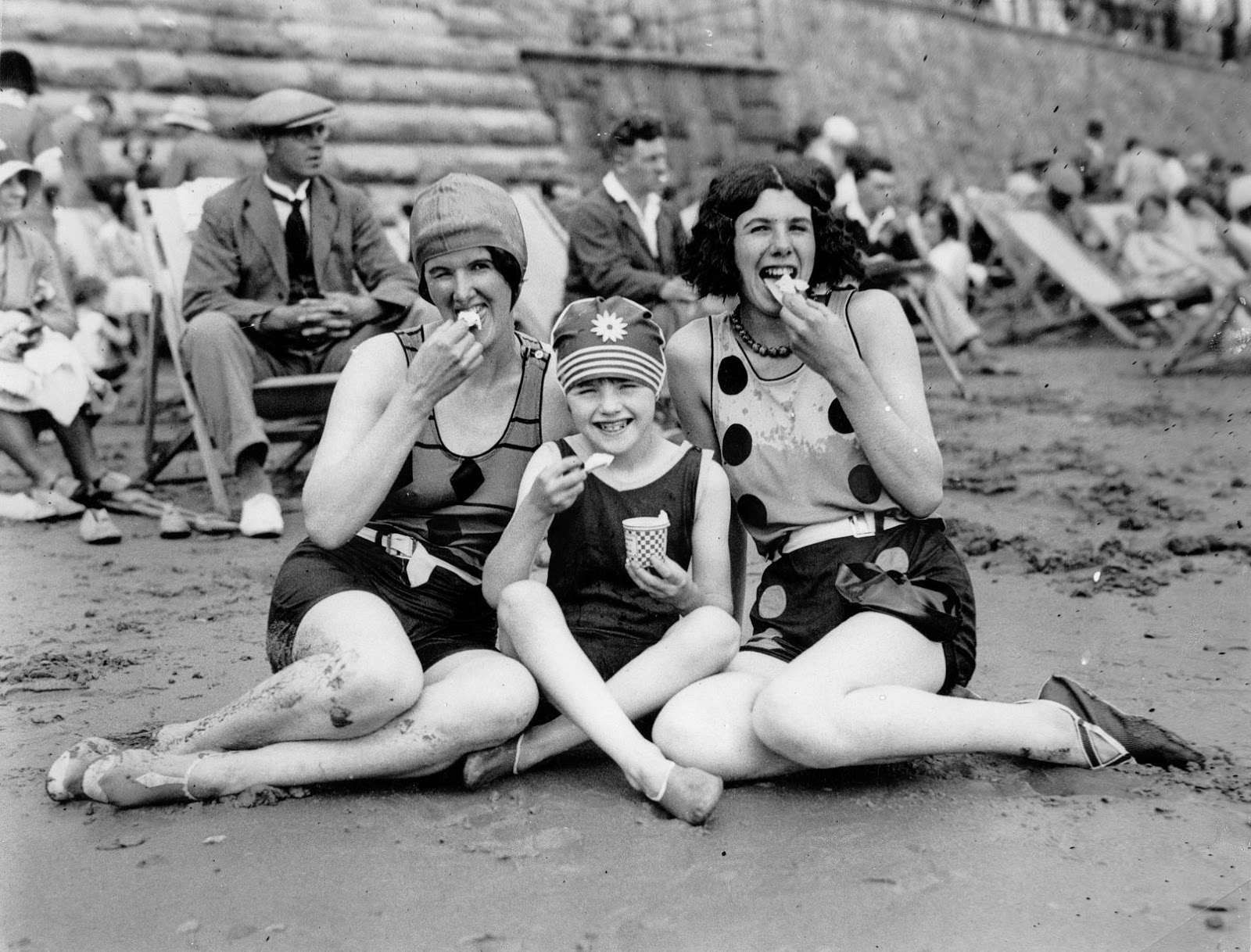 20 Fascinating Vintage Photos of British Holidaymakers Frolicking by