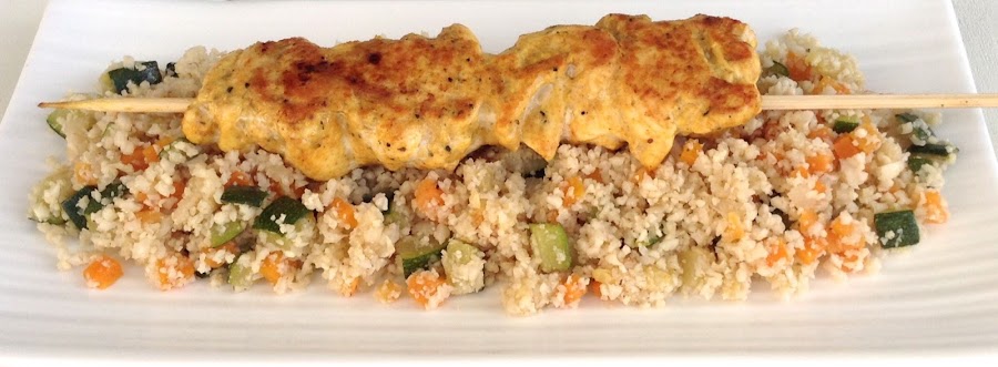 Cuscús de coliflor como guarnición para brochetas de pollo