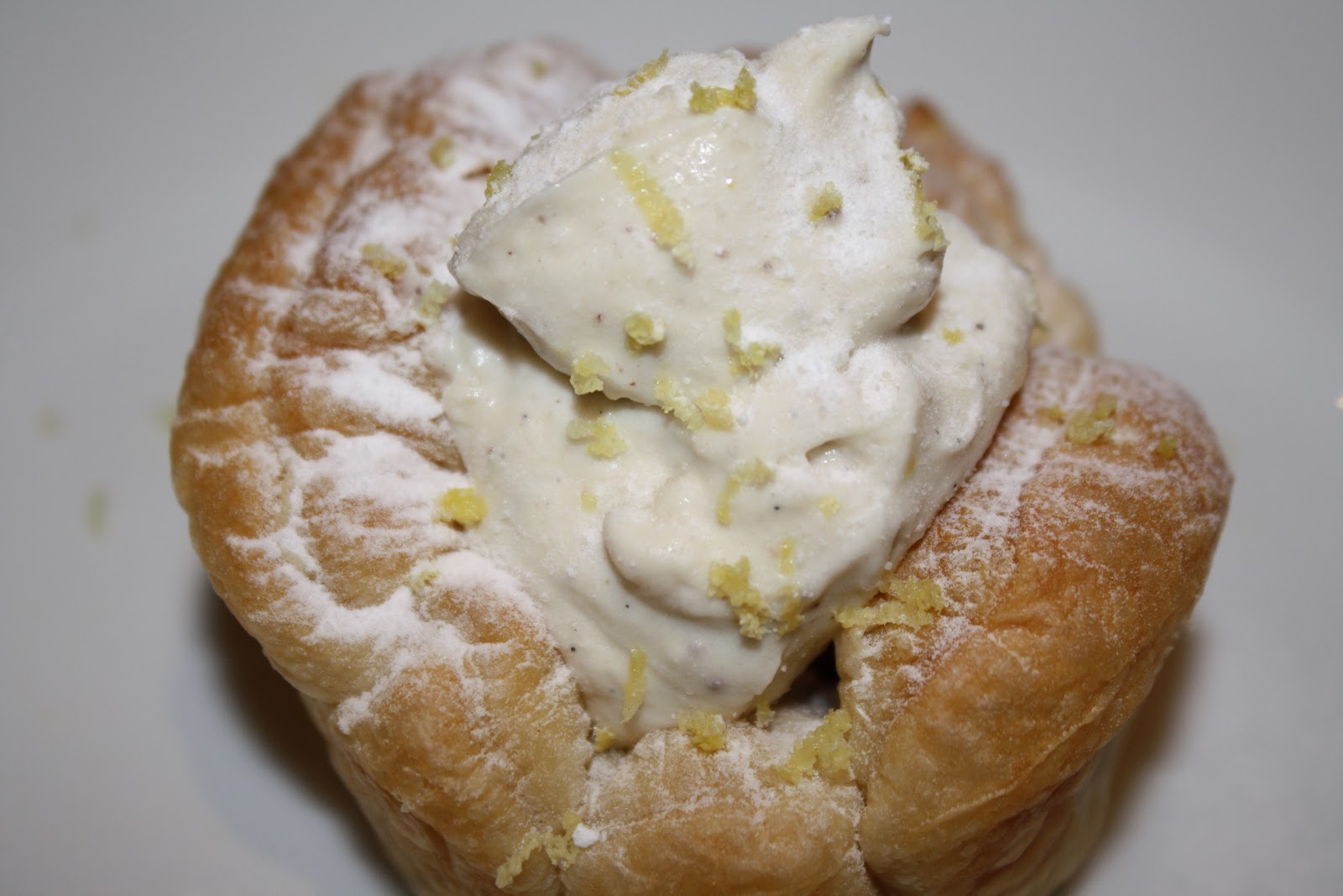 A Cherry on Top.: Himbeerschüsserl mit Schneehaube