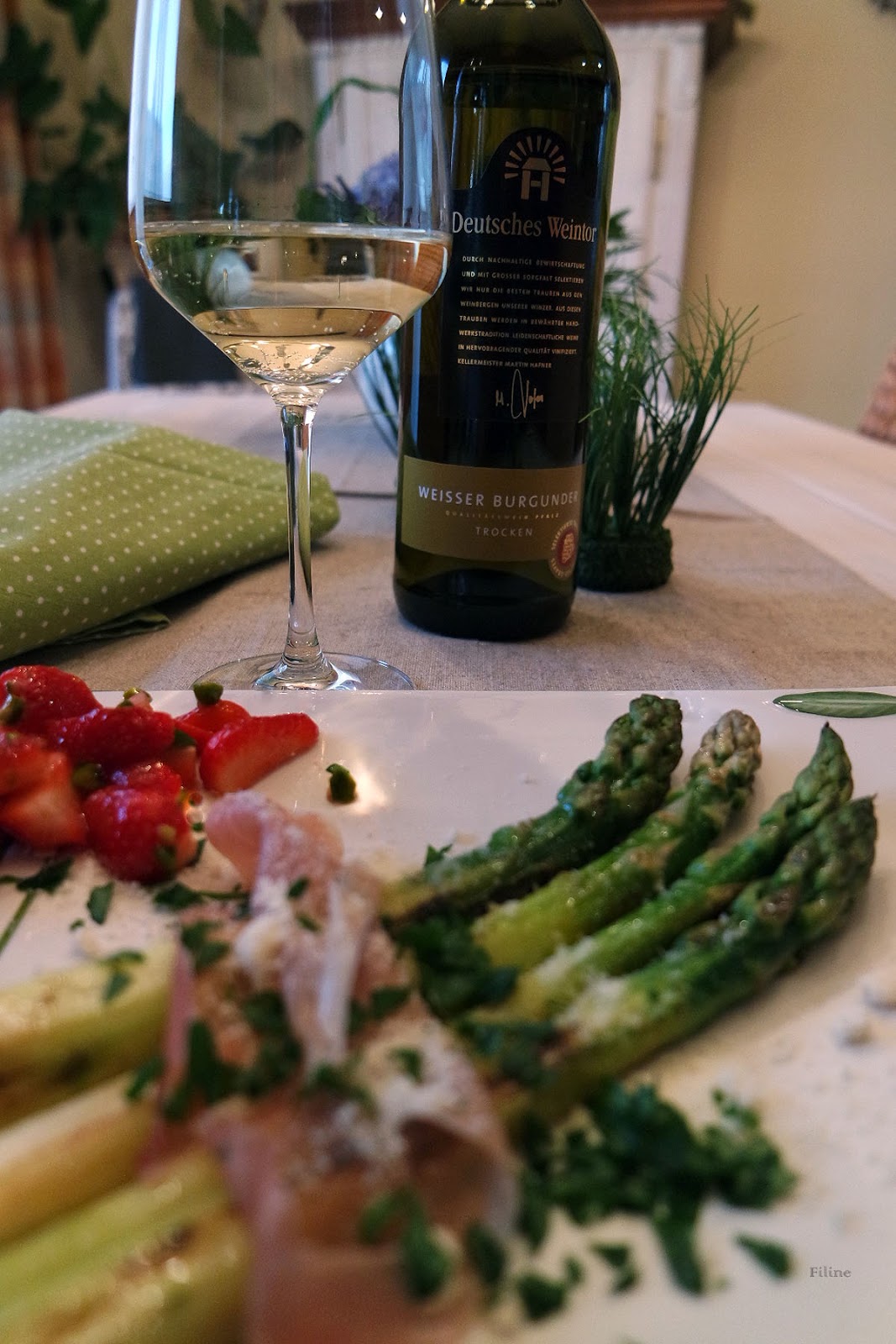 Grune Spargel Salsa Mit Avocado Und Gerissenem Mozzarella