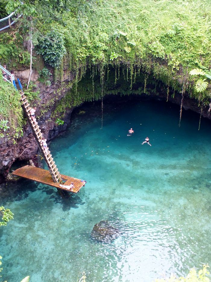 Independent State of Samoa - an island nation located in the South Pacific Ocean. For tourists who love to spend time after study has interesting corners of our planet, here is a great place. Get even, for example, is a picturesque little lake called the To Sua Ocean Trench, located near the National Park in the village of lotus-eaters.