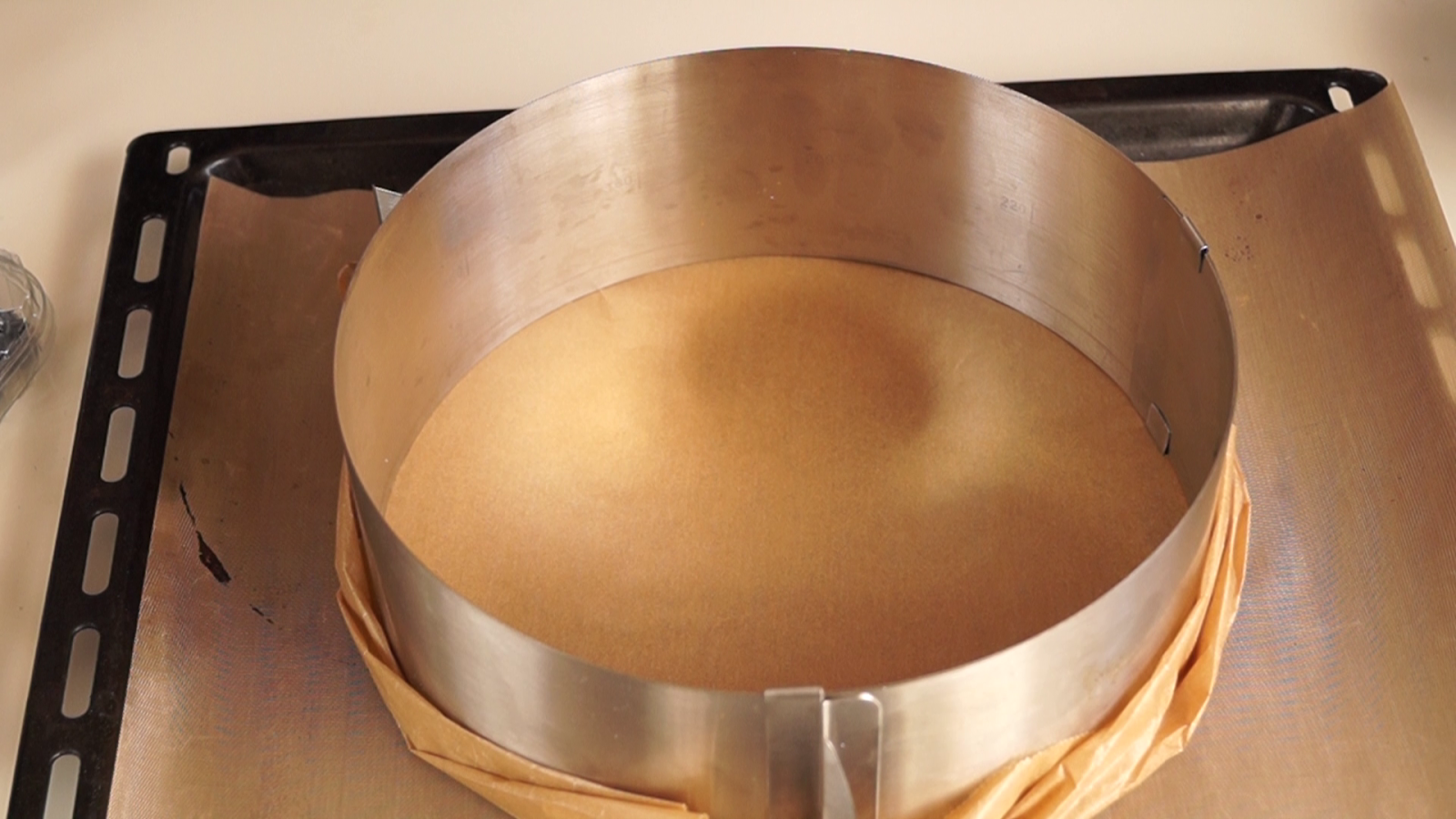 Erdbeer-Vanillejoghurt-Torte mit Amicelli-Rand Erdbeer-Vanillejoghurt-Torte mit Amicelli-Rand