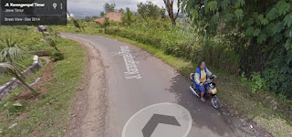 Google Street View Tidak Sengaja Merekam Seorang Ibu-Ibu Jatuh dari Motor