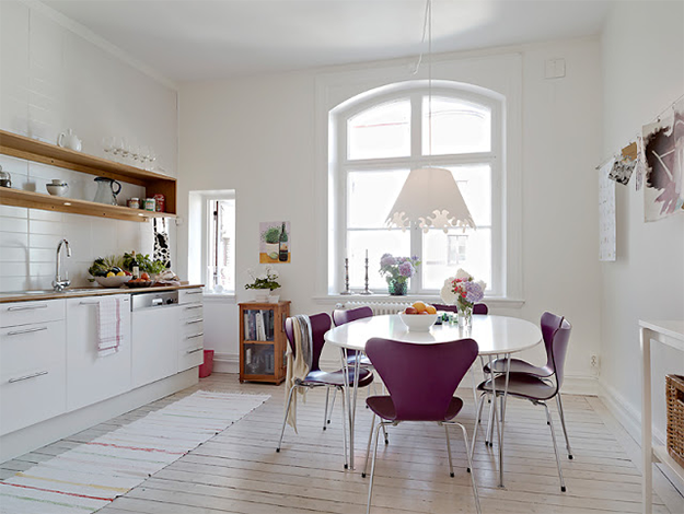 Decoração de cozinha em branco e lilás