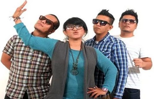 Download Koleksi Lagu Souljah Terbaru Full Album Komplit Http Quniquecreations Blogspot Com Musik Teros Iwan fals | asik gak asik dunia politik. download koleksi lagu souljah terbaru