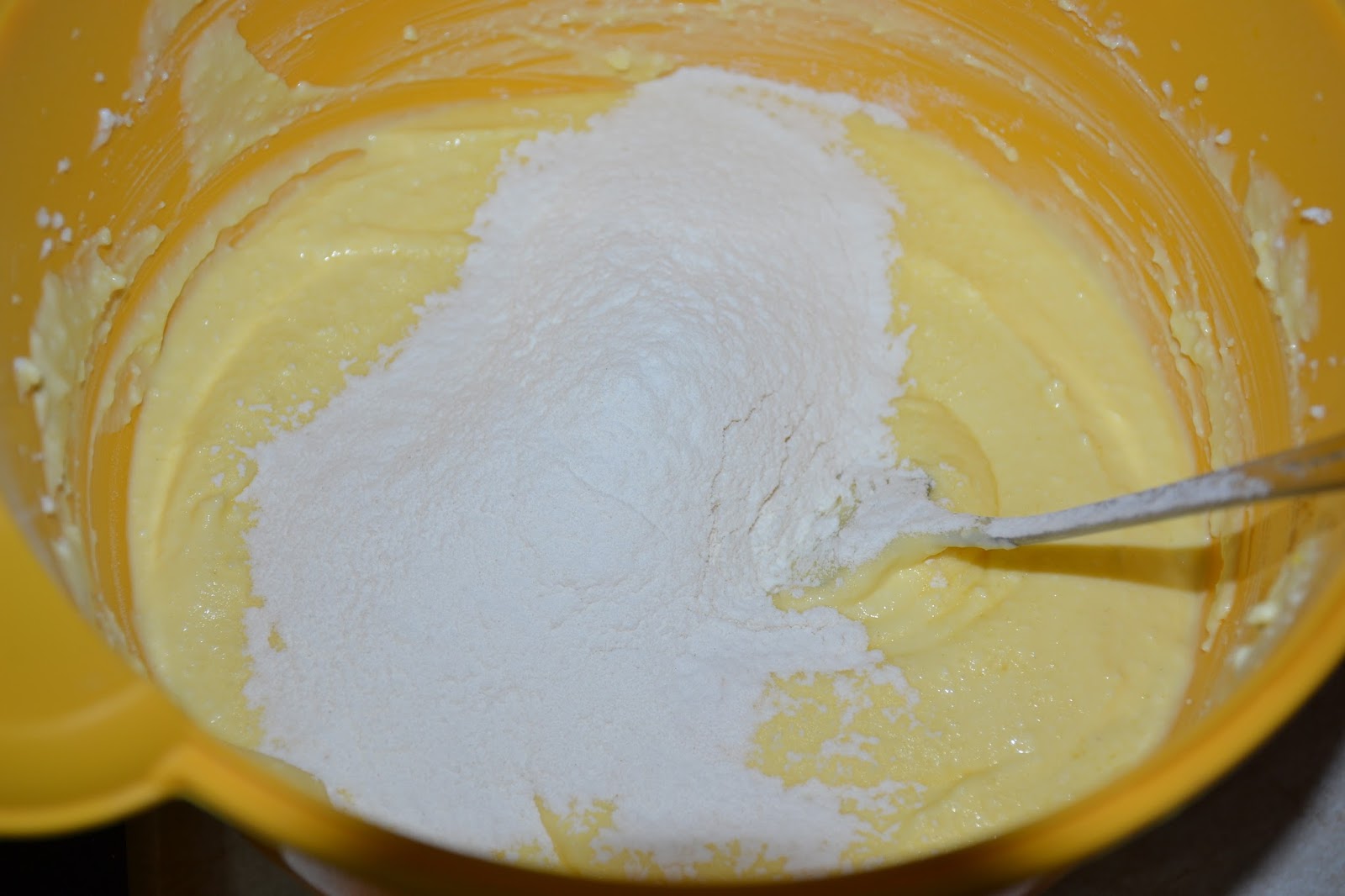 Смазать тесто белком. Опару с основными ингредиентами одновременно смешивать. Mascarpone Cheese. Чем смазывают тесто желтком или белком слоеное. Как смазывать выпечку яйцом белком или желтком.