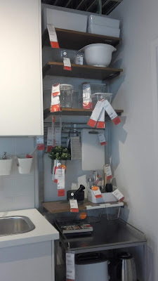 Sala IKEA muito pequena com cozinha integrada Sala com Kitchenet