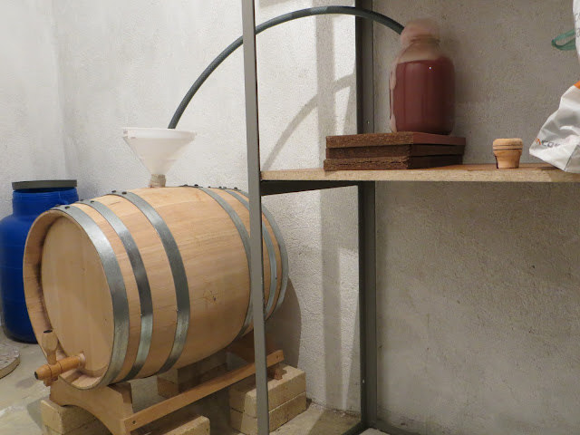 wine-fermented-wooden-barrel