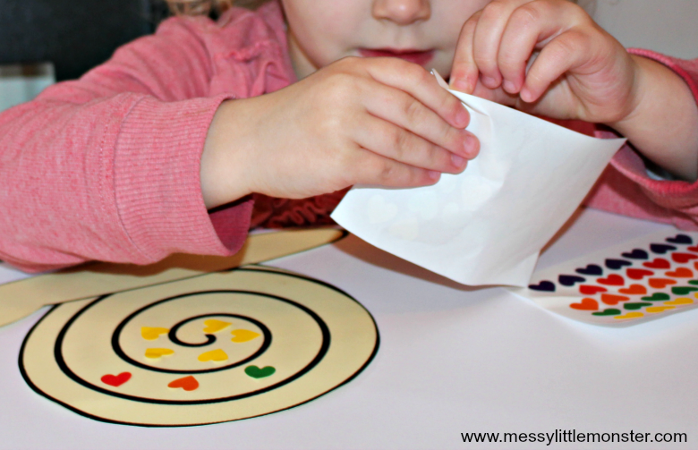 A snail fine motor skills craft for kids using stickers and a free snail printable template. A great bug activity idea aimed at toddlers and preschoolers.