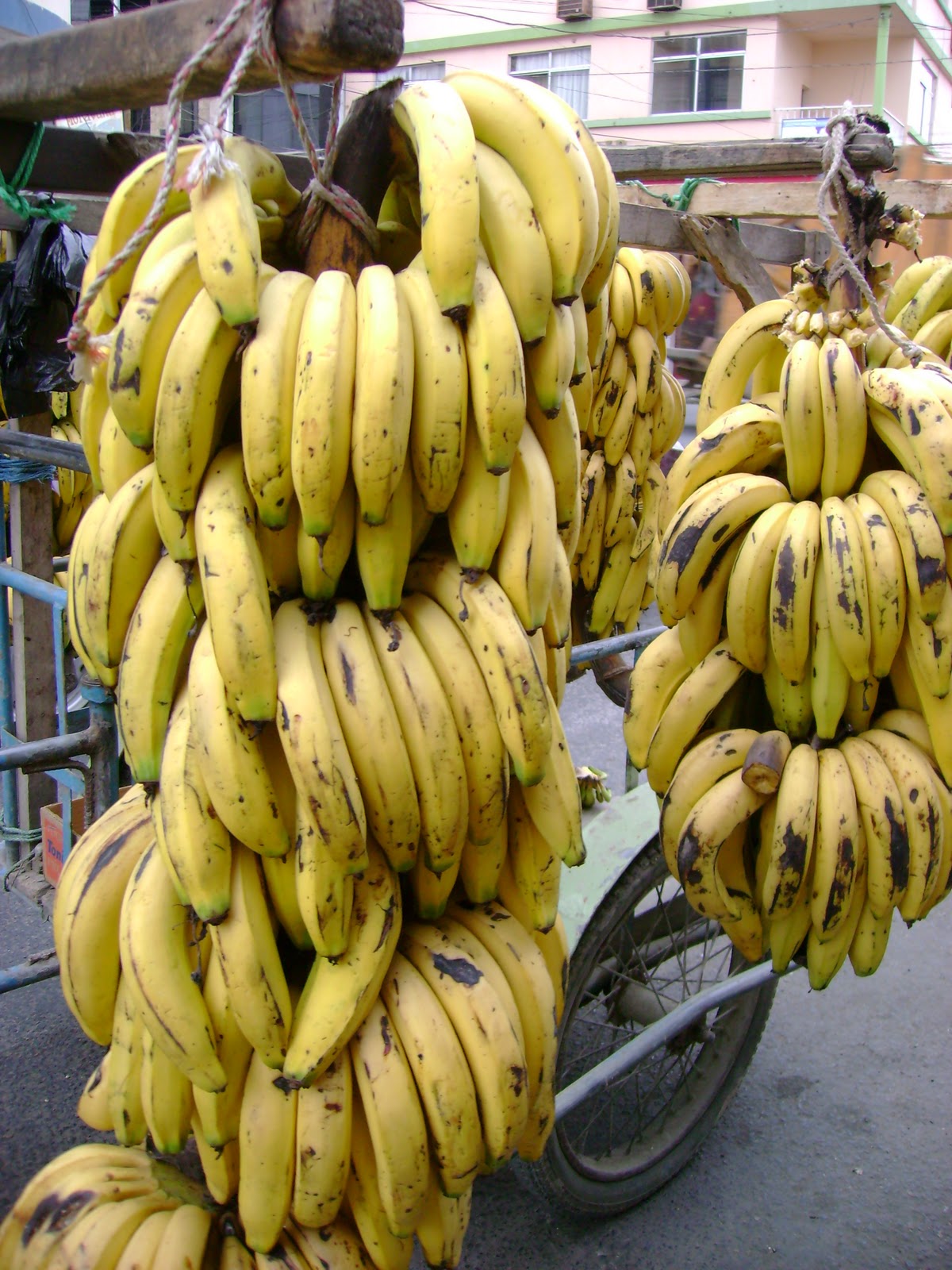 NACIONALIDADES Y PUEBLOS Vendedores Ambulantes de plátanos o bananas
