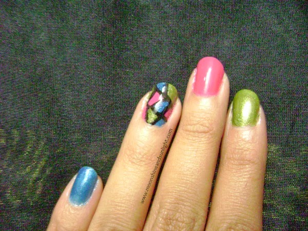 Tri color mosaic nail art 