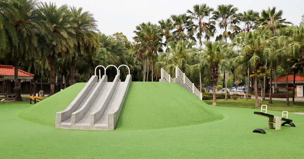 台中東區東峰公園(228紀念公園)兒童遊戲區、體訓場,綠意盎然休閒好去處 台中東區東峰公園(228紀念公園)兒童遊戲區、體訓場,綠意盎然休閒好去處
