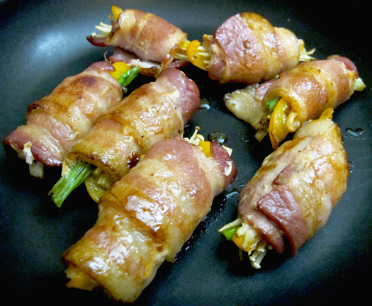 эноки в беконе. эноки в беконе на сковороде. что завернуть в бекон. грибы эноки приготовленные в беконе. грибы золотые нити (еноки/эноки).