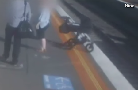 Bebé en carriola cae a vías de tren