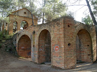 Instal·lacions de la mina construïdes per la "Compañia Minera Martorellense" entre 1903 i 1907. En primer terme podem veure l'estructura que aguantava el castellet del pou principal i al fons l'edifici de la maquinària situat en un nivell superior