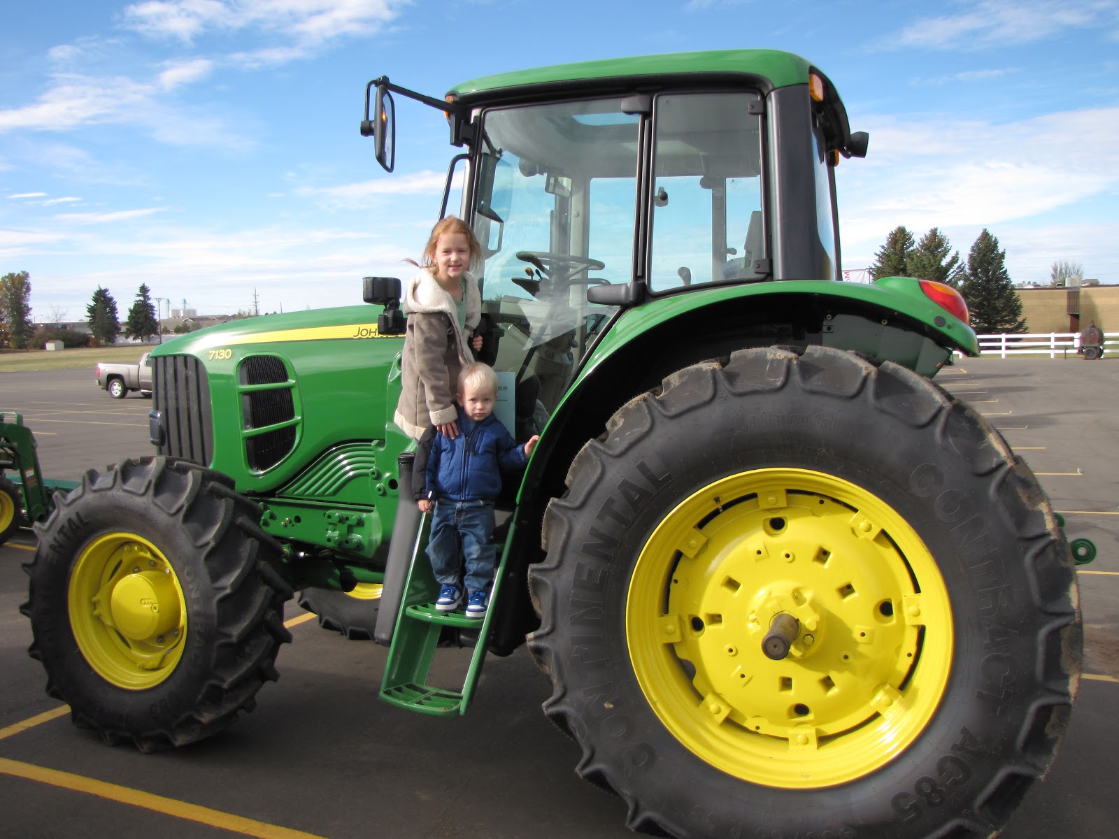 Кабина юмз на т 25. Трактор джон дир с большими колесами. Трактор на высоких колесах. Трактор-опрыскиватель john deere 4830. Высокий трактор.