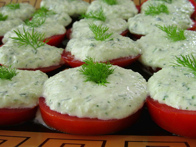 Помидоры с огуречным соусом