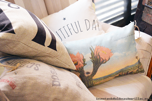 Cojines estampados y decorados con letras