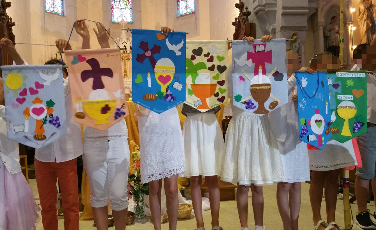 Messe de première communion avec baptême d'un enfant en âge scolaire