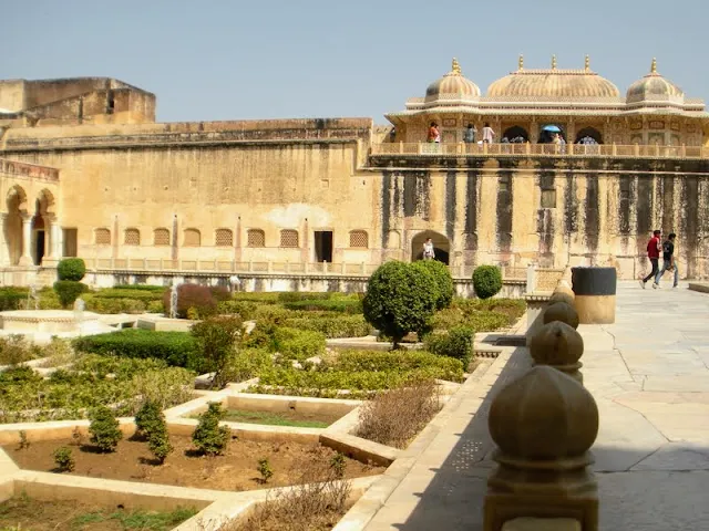 What to do in Jaipur India: explore the courtyards of Amber Fort