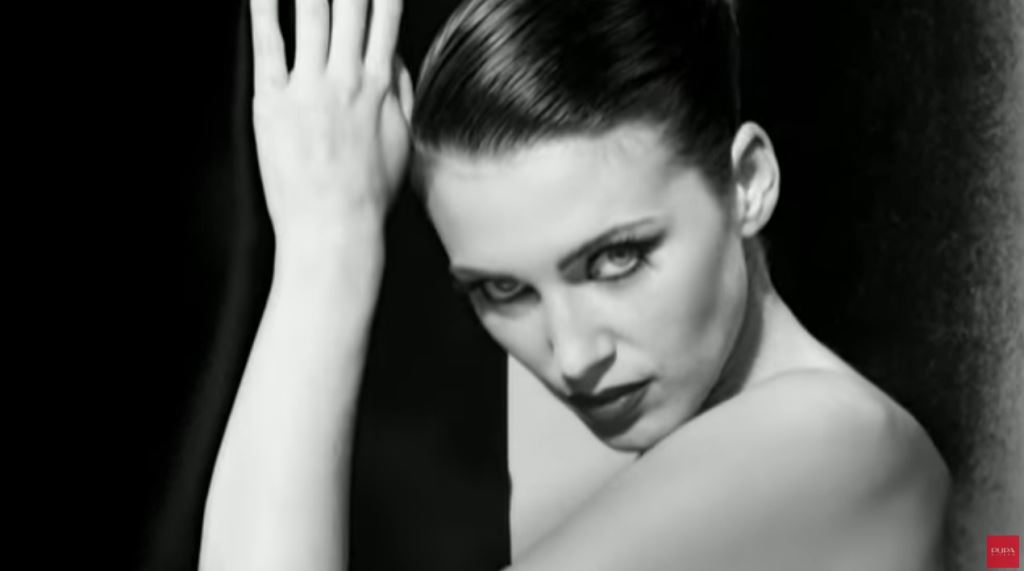 Modella Pupa Milano pubblicità Mascara Vamp - Spot bianco e nero 2016