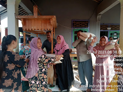 Peduli Sesama, Pasutri di Kampung Sabrang Mulya Berbagi Rezeki Di Tengah Pandemi
