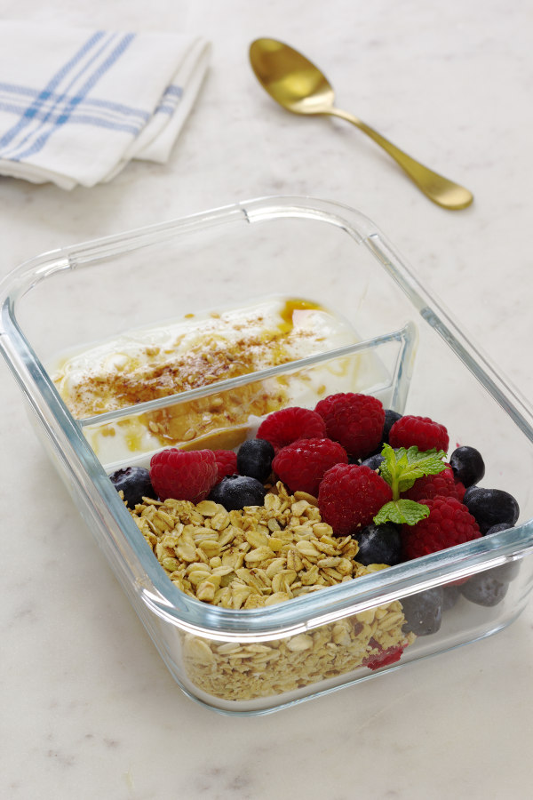 Cinco Quartos de Laranja Lanches Iogurte com granola e fruta fresca