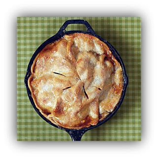 Пирог на сковороде без духовки простой рецепт. Шарлотка на сковороде. Яблочный пирог на сковороде. Пирог с яблоками на сковороде. Пирог шарлотка с яблоками на сковороде.