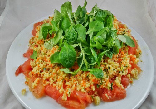 ensalada con tomate, canónigos y cuscus