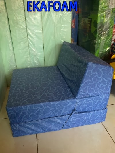 sofa lipat inoac dengan sarung tahan air