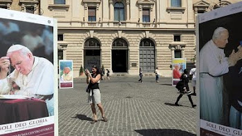 fotos gigantes de Juan Pablo II se ven por toda la ciudad de Roma