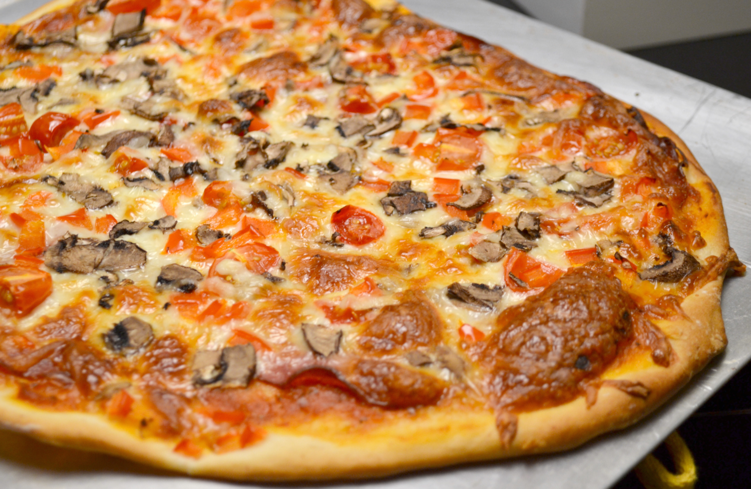 Домашняя пицца в духовке рецепт начинки. Начинка для пиццы с колбасой. Начинка для пиццы в домашних условиях. Как приготовить пиццу видео в домашних условиях.