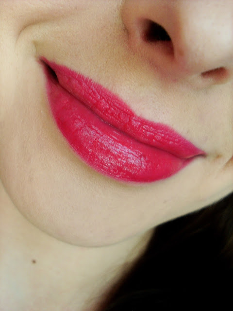Oriflame Pure Color Floral Lipstick Fuchisia Red, malinowa szminka, hit wiosny malinowe usta, szminka nawilżająca, kremowa szminka