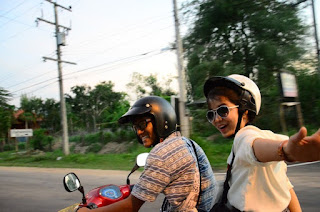 naik motor sambil selfie naik motor sambil selfie