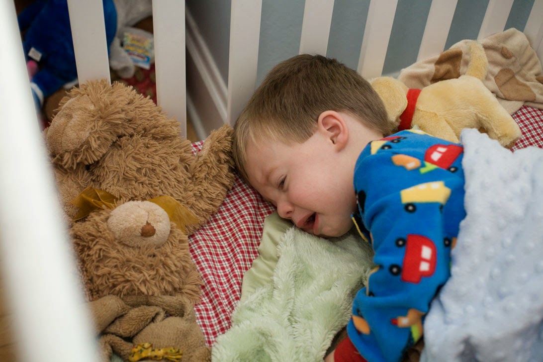 новорожденный ребенок икает. ребенок дрыгается во сне год. нарушение сна у детей. беспокойный сон у ребенка. 8 месяцев плохой сон.