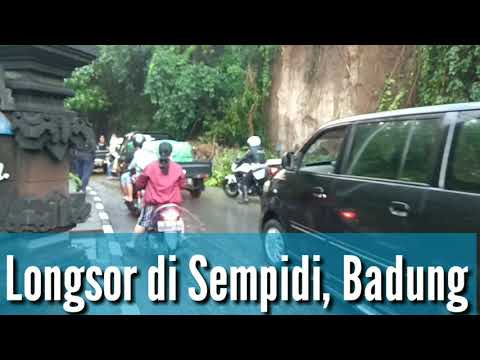 Hujan Deras, Satu Mobil Terkubur Longsor di Sempidi