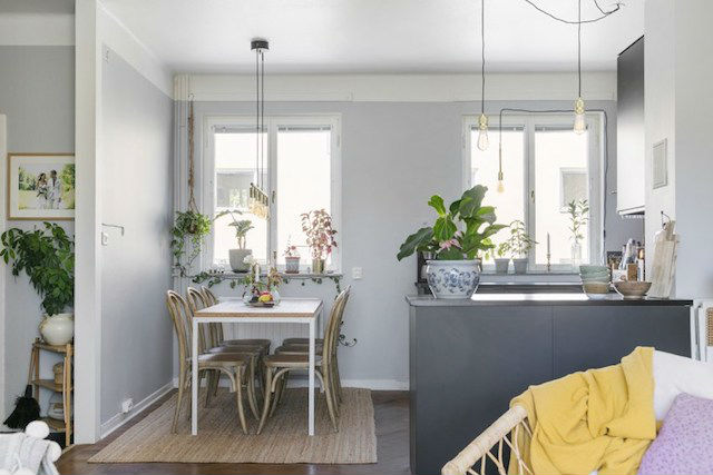 Mesa de comedor con sobre de corcho. Detalle de lámparas colgadas con cables vistos. 
