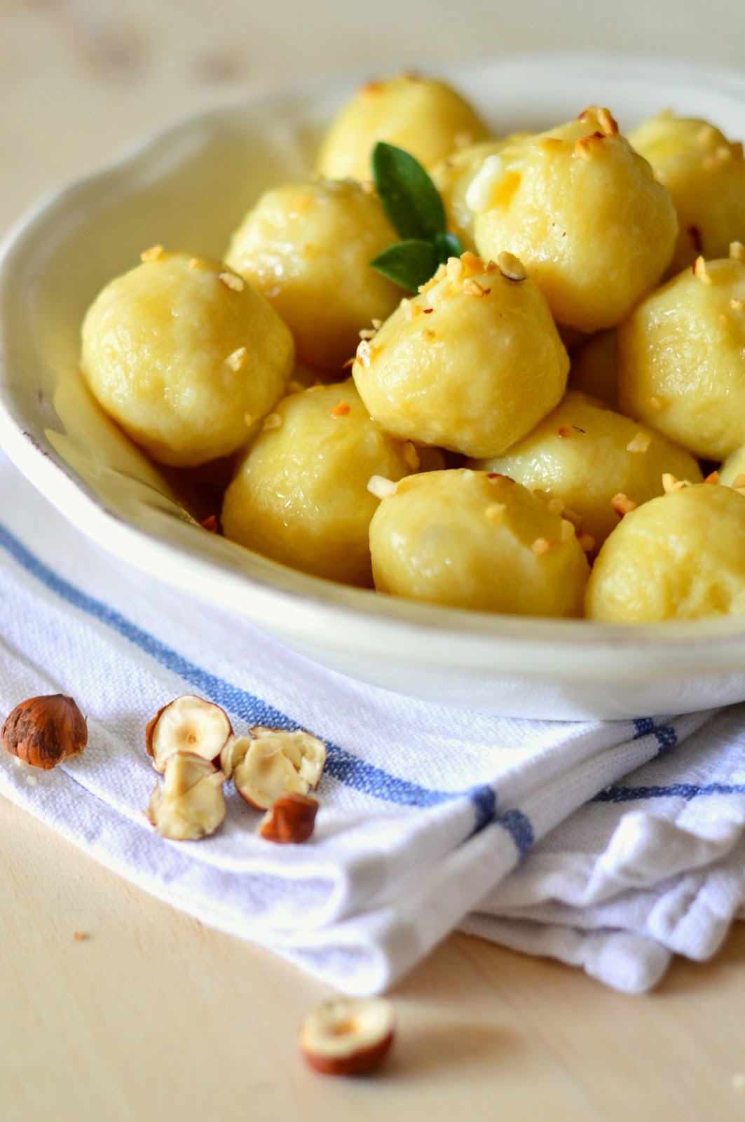 Gnocchi Ripieni Al Formaggio Conditi Con Burro E Granella Di Nocciole La Pancia Del Lupo