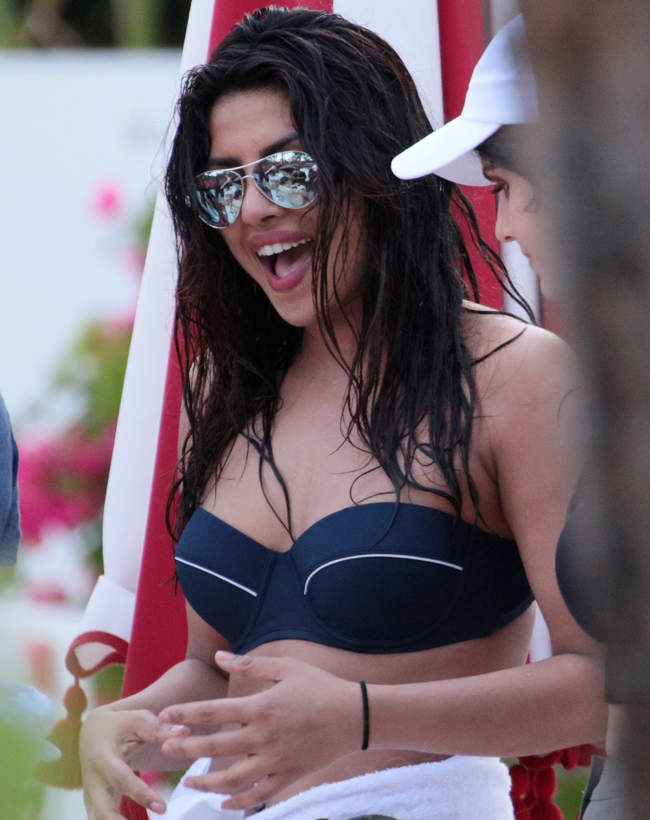 Priyanka Chopra Looks Super Sexy in Bikini as She Relaxes Alongside Her Baywatch Co Star Alexandra Daddario At The Miami Beach