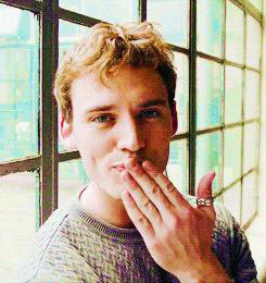Dang met moi? Hay nhin nu cuoi cua Sam Claflin (Me Before You) de duoc 'sac' day nang luong nao! - Anh 26