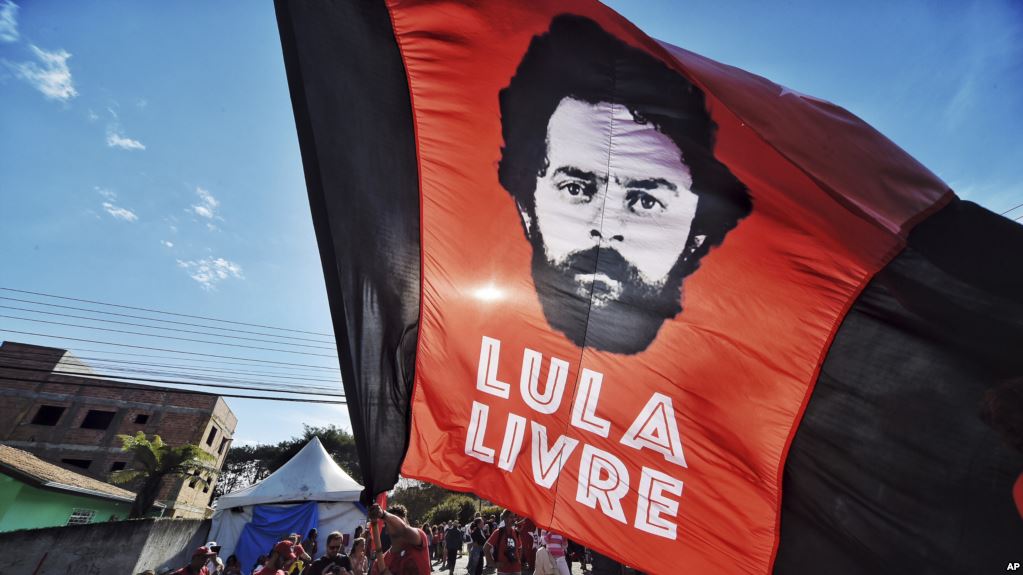 Adeptos del PT no resignan la candidatura de Lula para noviembre / AP