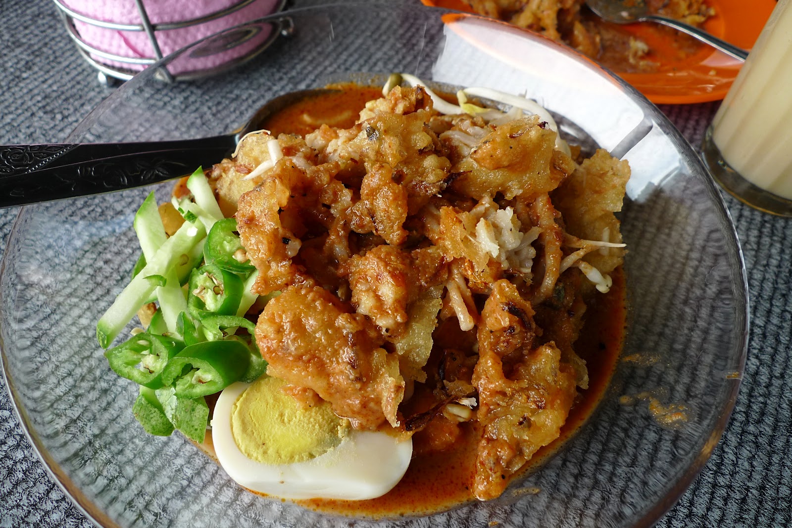 Ibu Sham: Moh layan mi rojak kek Simpang Tanjung.