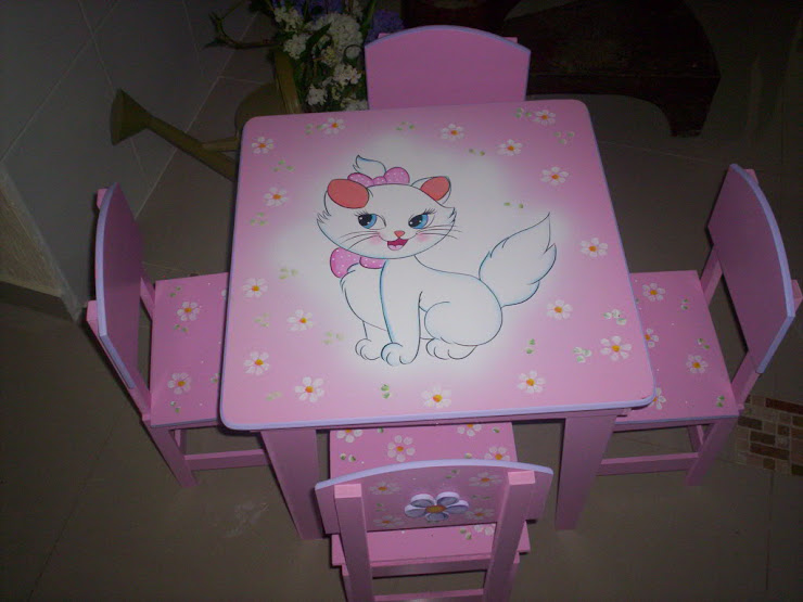 mesinha da gatinha Marie com 4 cadeiras R$ 240,00