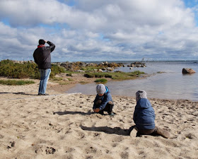 Bornholm mit Kindern im Herbst. Teil 3: 10 tolle Ausflugsziele für Familien auf Dänemarks Sonneninsel. Beim Hullehavn von Svaneke können Kinder super im Sand spielen.