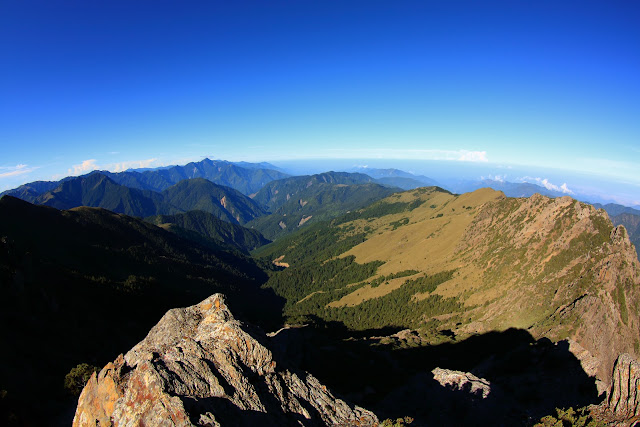 由玉山南峰的稜線上望向南玉山
