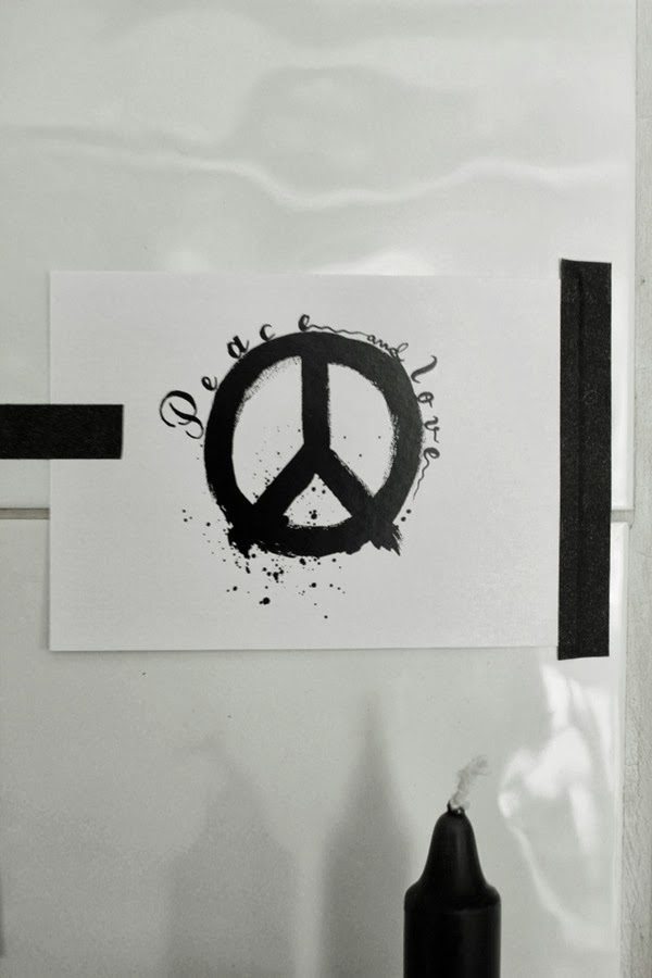 peacetecken, svarta och vita vykort, vykort peace, dekoration, inredning, vit kakelugn