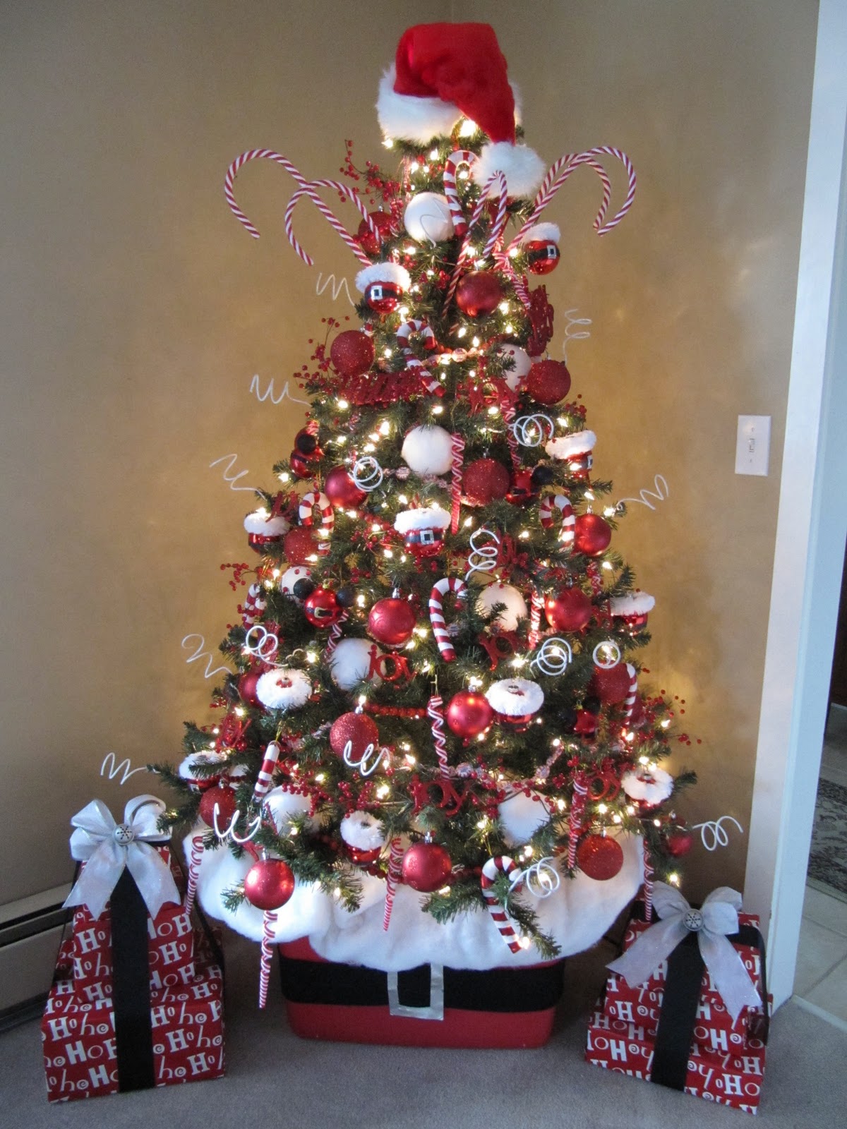 Sew Many Ways...: How To Decorate A Christmas Tree...