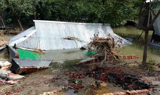 Flooding in Islampur, Lundvond Road, house in river