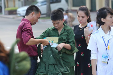 130 'chien si nhi' xuat quan di bo doi giua mua he - Anh 5